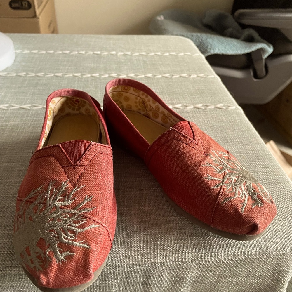 TOMS Charlize Theron Limited Edition Alpagarta